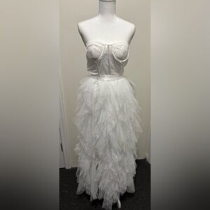 Elegant White Strapless Dress with Ruffled Skirt